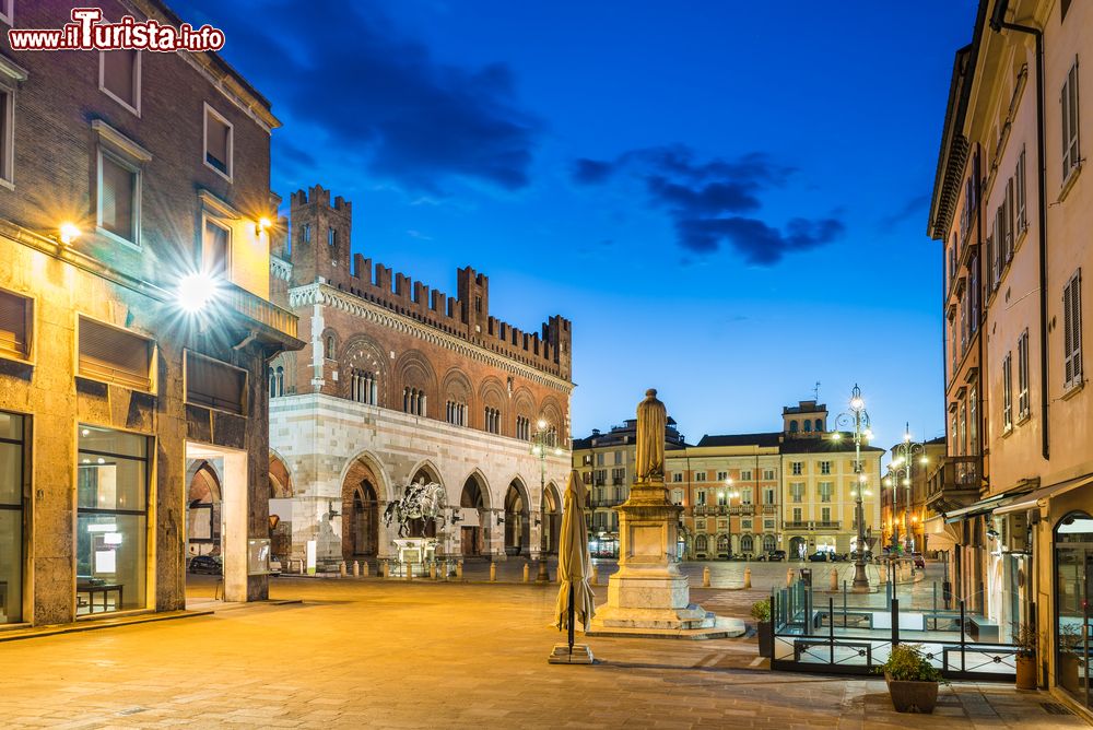 Immagine Passeggiata serale tra i monumenti di Piazza Cavalli a Piacenza