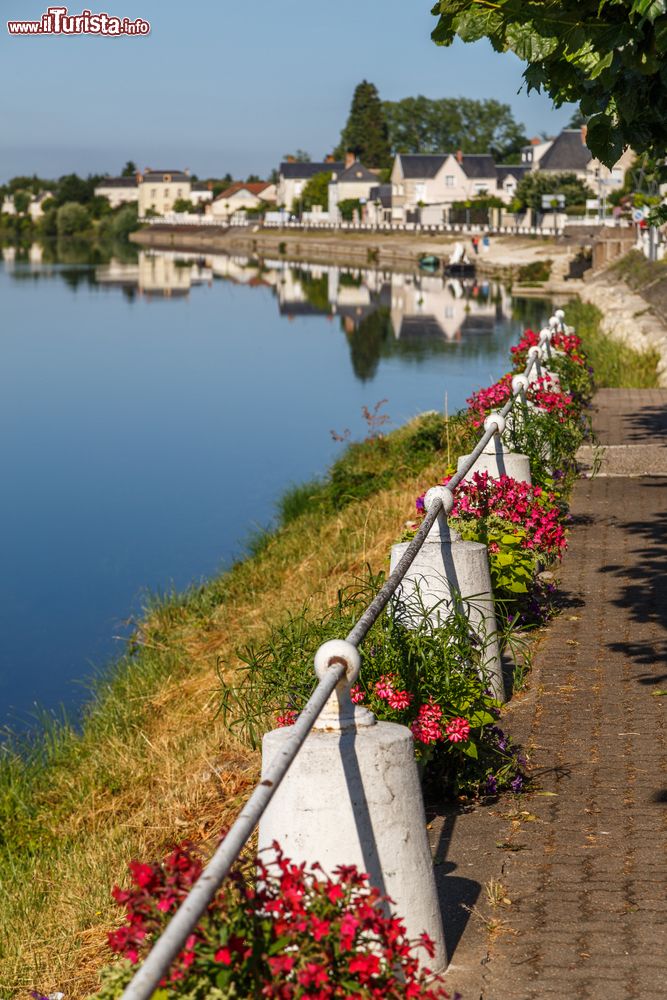 Immagine Passeggiata sul lungofiume Cher nel centro di Montrichard, Francia.