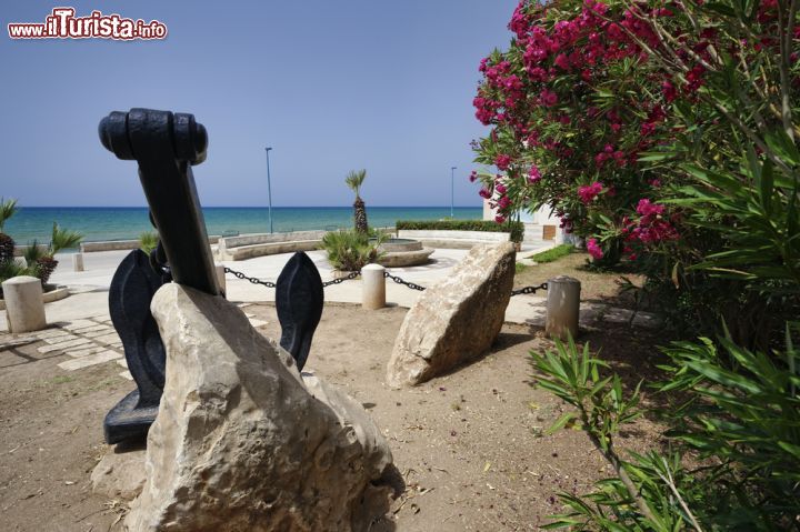 Immagine Passeggiata sul lungomare di Donnalucata in Sicilia, ovvero la Marinella del Commissario Montalbano - © Angelo Giampiccolo/ Shutterstock.com