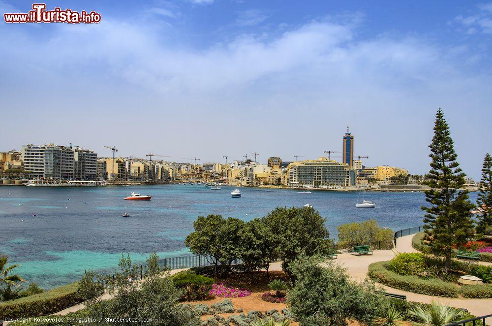 Immagine Passeggiata sul lungomare di Sliema, Malta. Qui si possono ammirare la baia di Sliema e St. Julian's - © Kotsovolos Panagiotis / Shutterstock.com