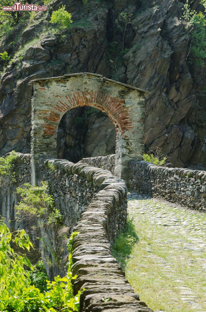 Immagine Passeggiata sul Ponte del Diavolo, il simbolo di Lanzo Torinese, Piemonte.