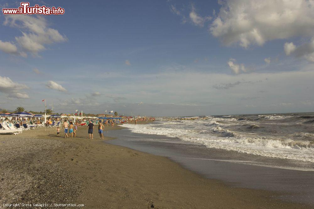 Immagine Passeggiata sulla battigia della spiaggia di Marina di Massa in Toscana - © Greta Gabaglio / Shutterstock.com