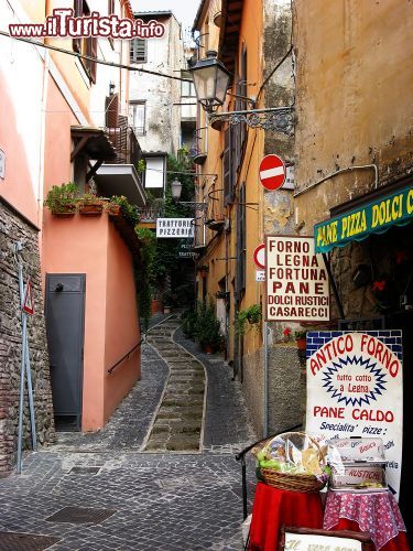 Immagine Una passeggiata tra le stradine del borgo di Nemi nel Lazio. In primo piano uno storico forno - © dabobabo / Shutterstock.com