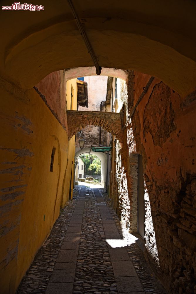 Immagine Passeggiata tra le stradine del borgo storico di Dolcedo in Liguria
