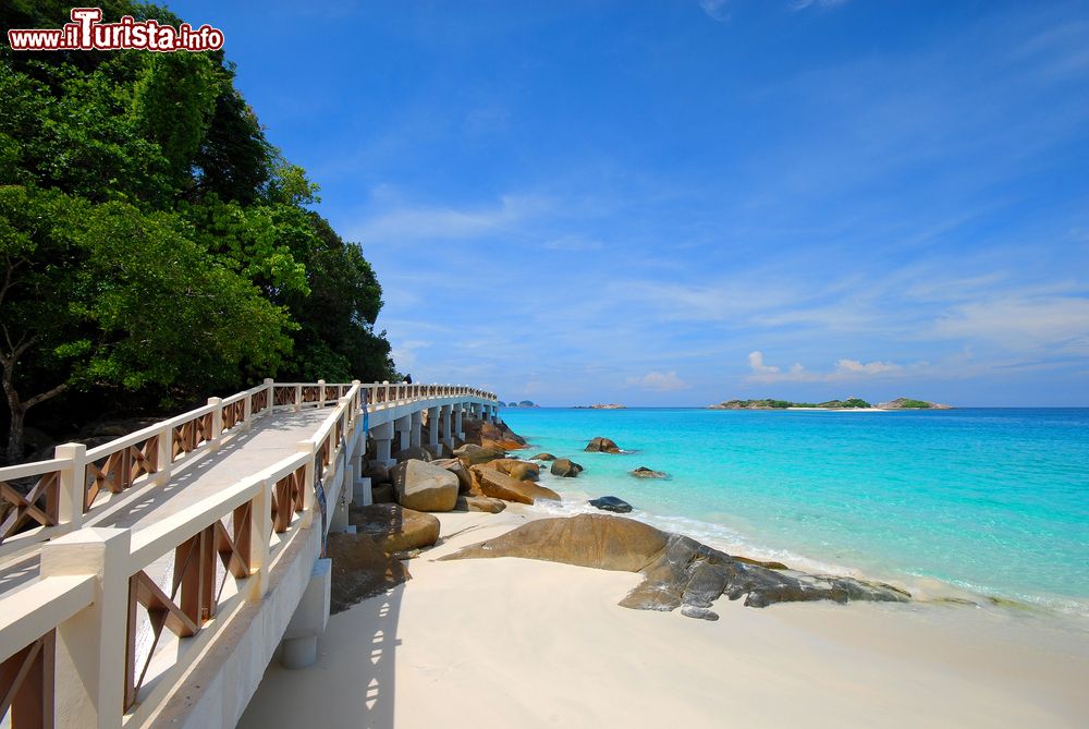 Immagine Passerella pedonale vicino a una spiaggia sull'isola di Redang, Malesia. Siamo al largo della costa orientale della Malesia peninsulare: l'isola di Palau Redang fa parte di un arcipelago di nove isole che che formano un parco marino nello stato del Terengganu.