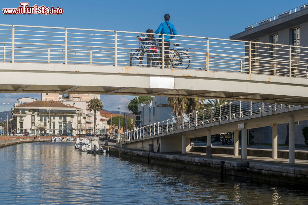 Immagine Passerella sull'acqua nel centro di Viareggio, provincia di Lucca, Toscana.