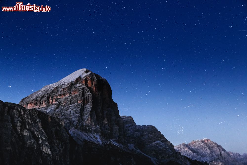 Immagine Passo Falzarego by night a Cortina d'Ampezzo, Veneto. Questo valico alpino mette in comunicazione l'alto Agordino con Cortina d'Ampezzo attraverso la strada statale 48 delle Dolomiti.