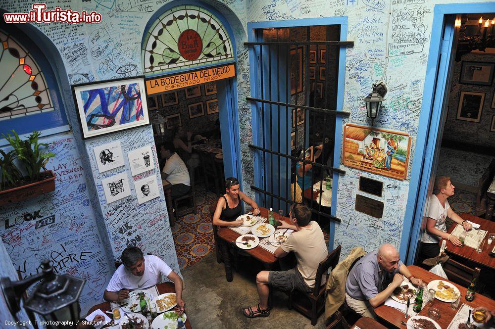 Immagine Il patio interno de "La Bodeguita del Medio", in calle Empedrado 207, nel centro dell'Avana (Cuba) - © T photography / Shutterstock.com