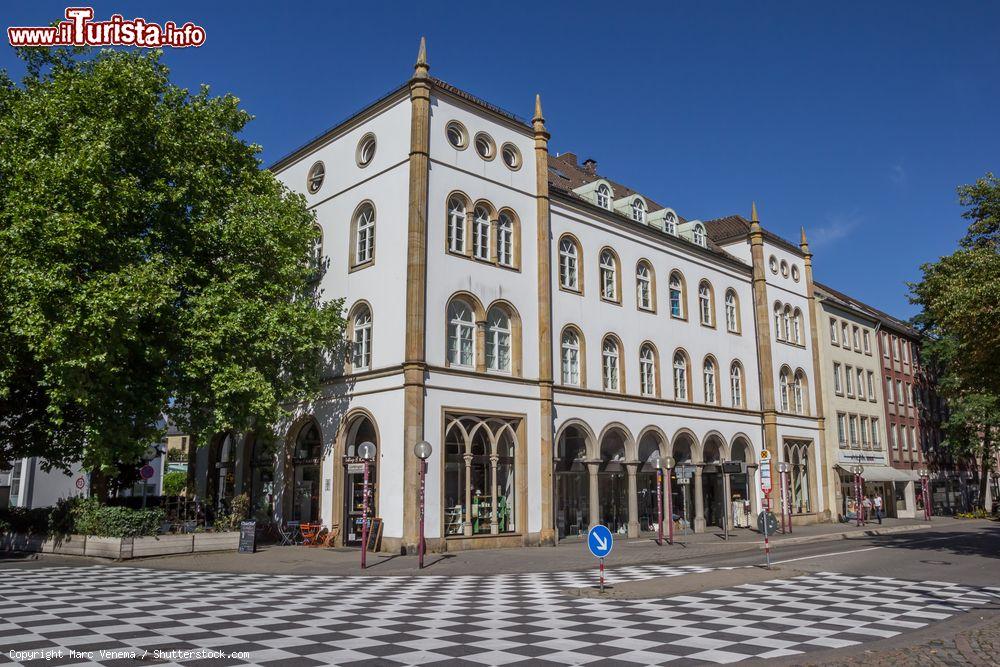 Immagine Pavimentazione a scacchiera di fronte a un antico palazzo di Osnabruck, Germania - © Marc Venema / Shutterstock.com