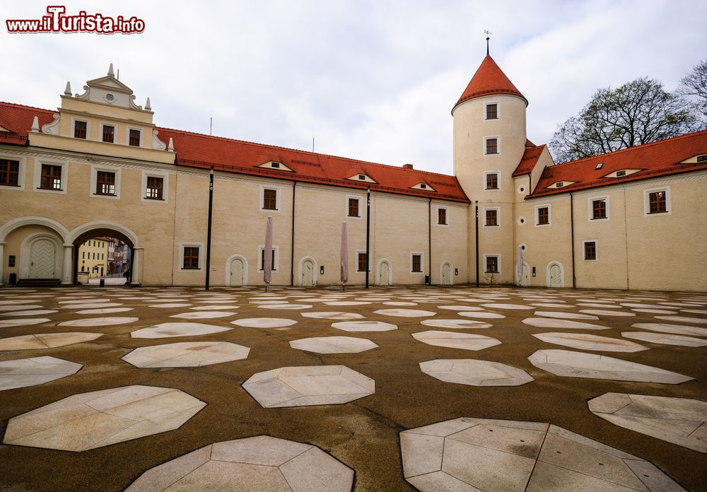 Immagine La pavimentazione della piazza del castello Freudenstein a Freiberg, Germania. Per la particolare geometria delle sue piastrelle è nota anche come !piazza astratta".