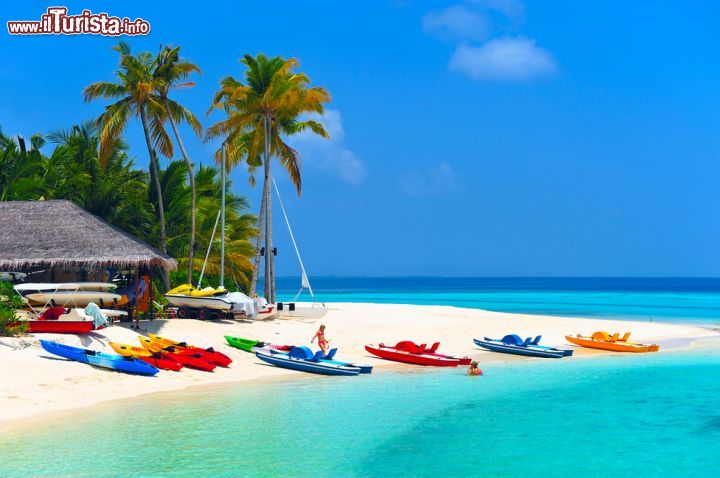 Immagine I pedalò su una spiaggia delle Maldive. L'arcipelago è una meta turistica ambita per i viaggi di nozze, ma ultimamente sta diventando molto frequentata anche dai viaggiatori indipendenti - foto © totophotos / Shutterstock.com