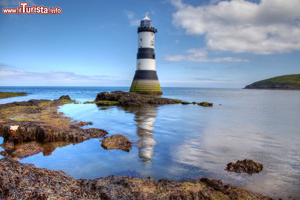 Immagine Penmon Point sullo stretto di Menai con un bel faro, Anglesey, Galles, UK.