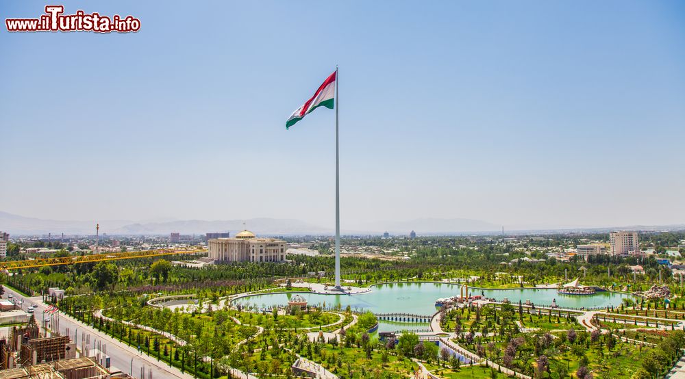 Immagine Pennone con la bandiera nazionale a Dushanbe, Tagikistan.