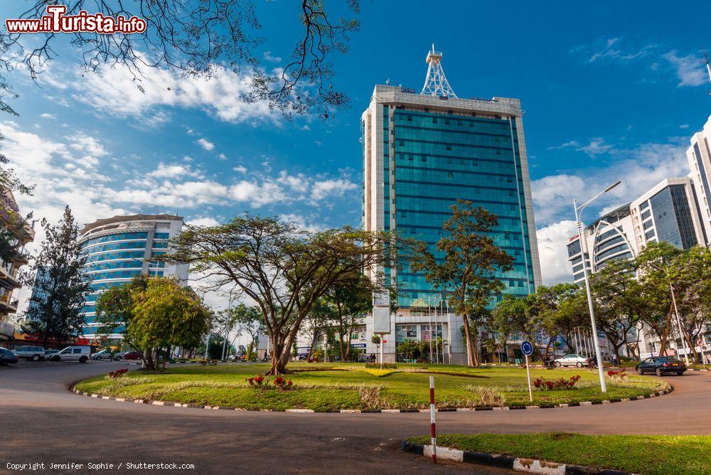 Immagine Pension Plaza con edifici del centro cittadino a Kigali, Ruanda (Africa) - © Jennifer Sophie / Shutterstock.com