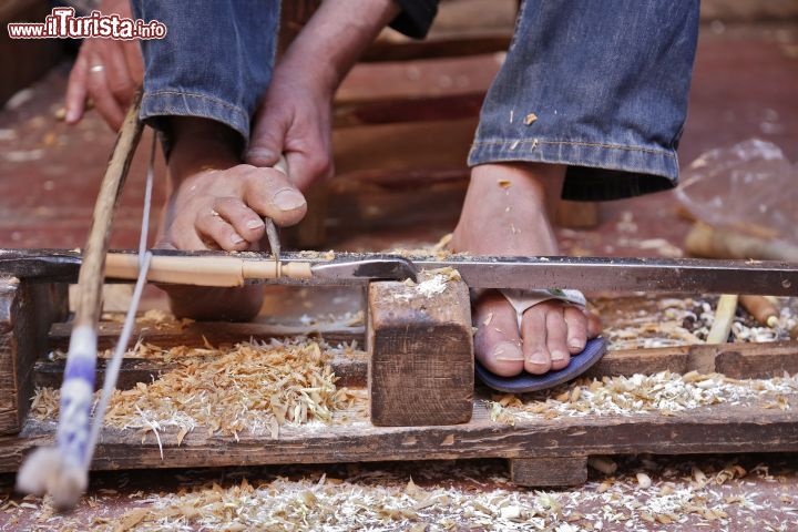 Immagine Lavorazione del legno alla medina di Marrakech, Marocco - Un particolare della lavorazione artigianale del legno nel cuore della medina di Marrakech: grazie all'utilizzo di semplici strumenti e ad una grande abilità di mani e piedi, vengono realizzati bellissimi prodotti destinati al commercio