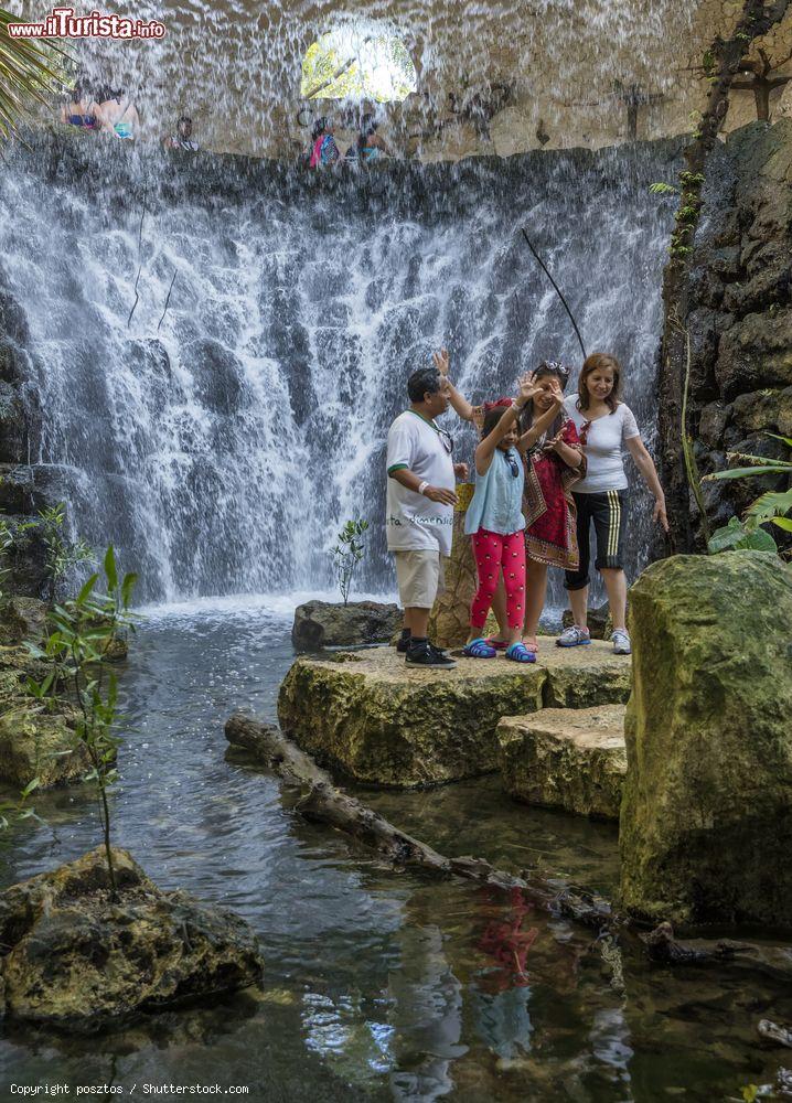 Immagine Percorso nella giungla tropicale di Xcaret, Yucatan. Siamo nel sito archeologico costruito in origine dalla civiltà Maya sulla costa caraibica della penisola dello Yucatan - © posztos / Shutterstock.com