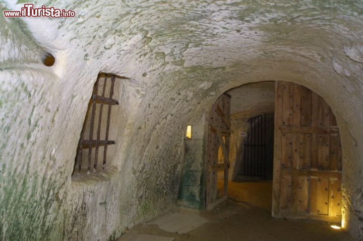 Immagine Il percorso sottoerraneo è uno dei momenti più affascinanti della visita al Castello di Brézé, Valle della Loira Francia - © www.chateaudebreze.com