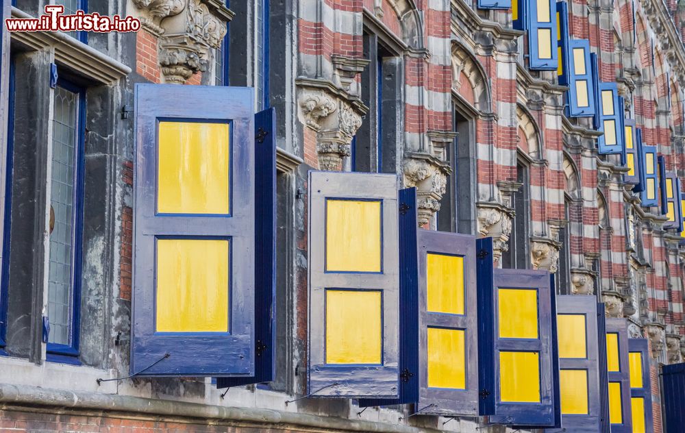 Immagine Persiane all'edificio Kanselarij di Leeuwarden, Paesi Bassi. Gialli e blu, gli scuri in legno dell'ex cancellaria Kanselarij sono uno dei suoi elementi caratteristici.