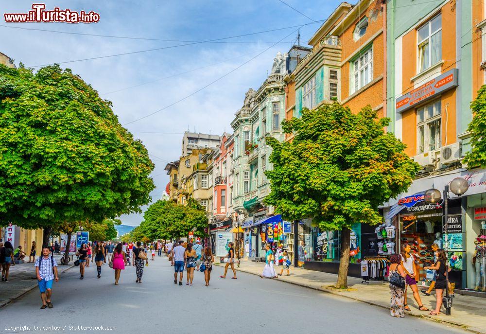 Immagine Persone a passeggio in un'area pedonale della città di Varna, Bulgaria - © trabantos / Shutterstock.com