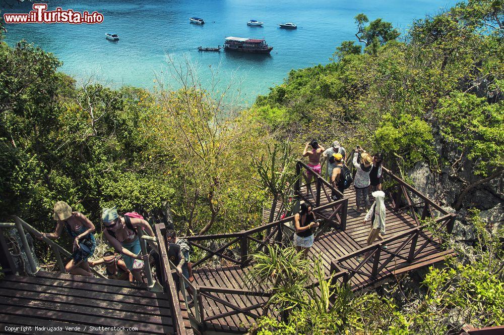 Immagine Persone salgono le scale verso il lago della Montagna a Mu Ko, nell'Ang Thong National Marine Park. Si tratta di una frequentata area turistica - © M.V. Photography / Shutterstock.com