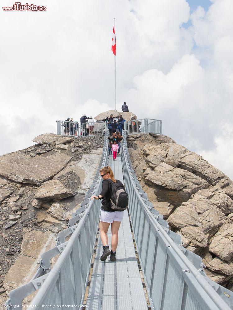 Immagine Persone sul Glacier 3000 a Les Diablerets, Svizzera. Per raggiungere la stazione situata a monte Glacier 3000, progettata dall'architetto Mario Botta, si percorre un ponte sospeso fra due picchi. Qui il panorama che si può ammirare è mozzafiato - © MyImages - Micha / Shutterstock.com