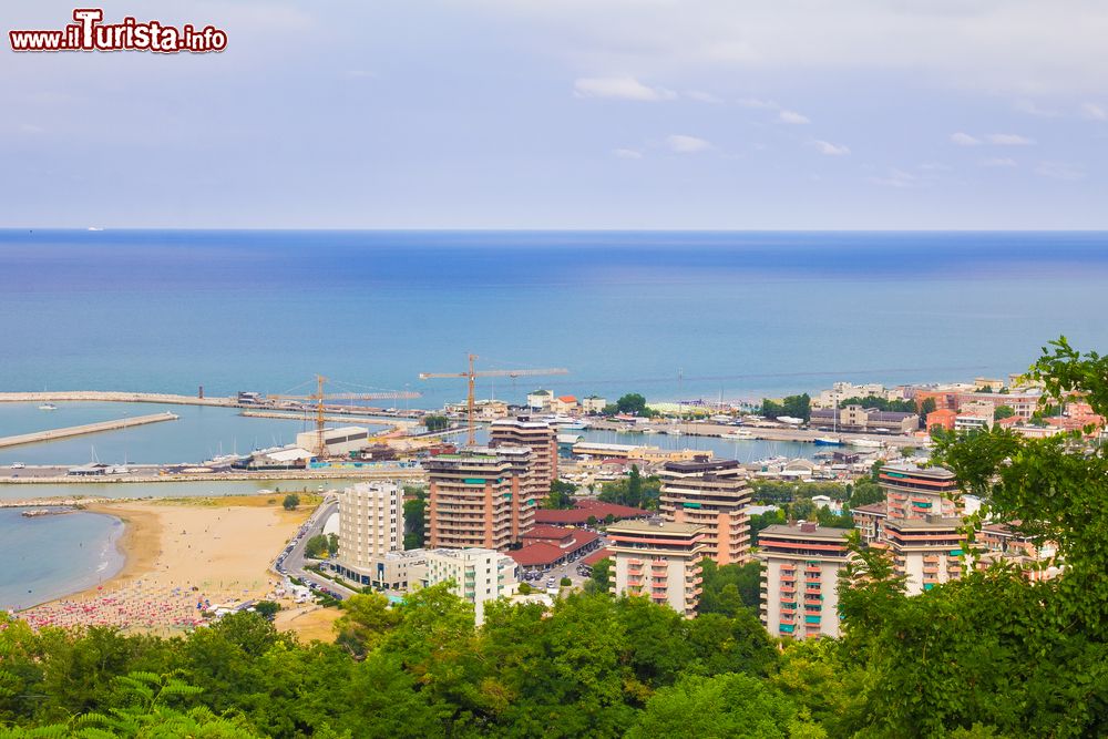 Immagine Pesaro e un tratto del litorale sul Mar Adriatico, Marche, Italia.