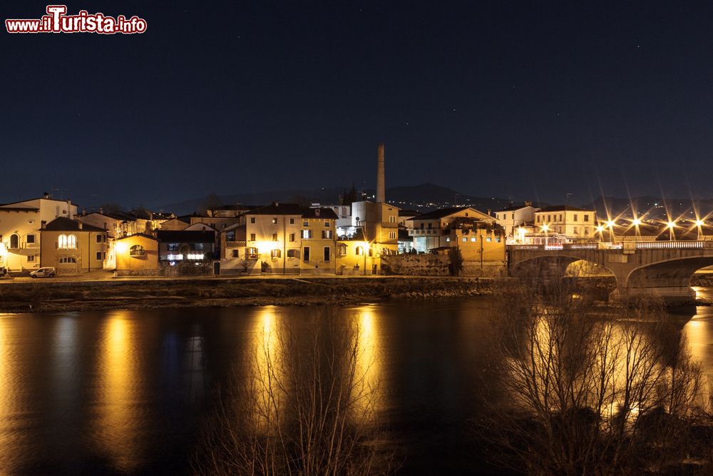 Immagine Pescantina e il fiume Adige by night, provincia di Verona (Veneto). Questa città ospita numerosi edifici religiosi e ville venete di grande prestigio storico artistico.