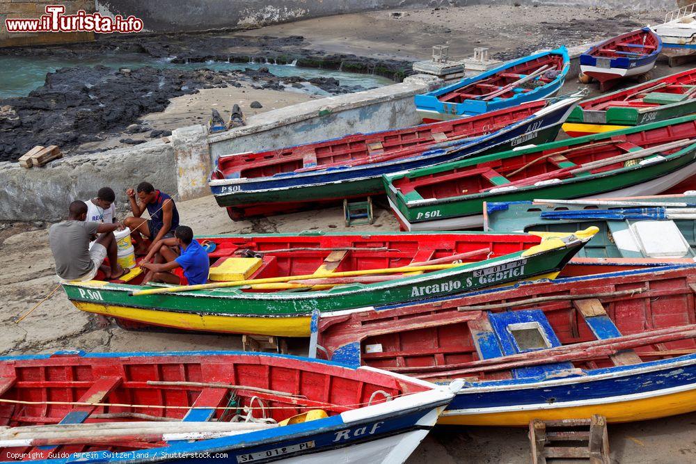 Immagine Pescatori a riposo a Mindelo sull'isola di Sao Vicente, arcipelago di Capo Verde, Africa - © Guido Amrein Switzerland / Shutterstock.com