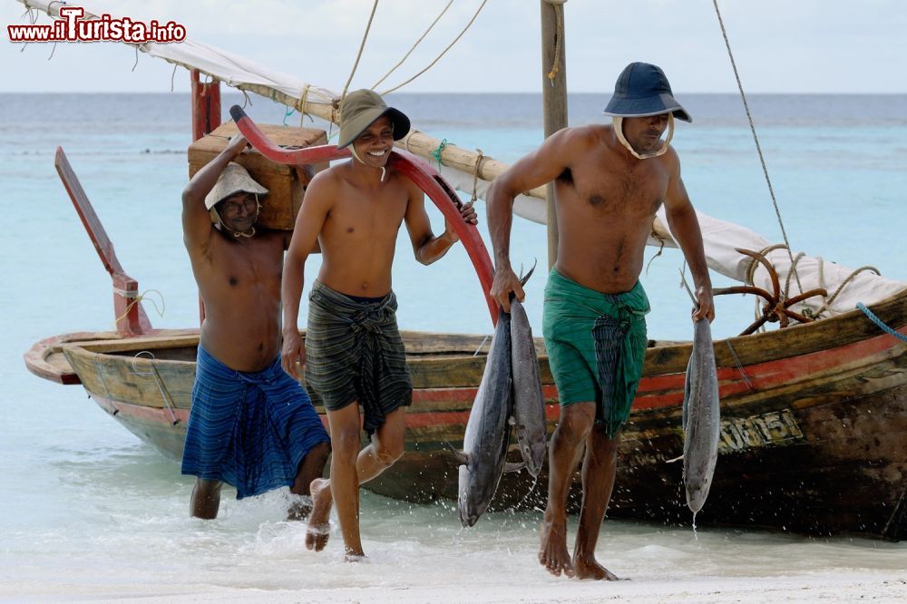 Immagine Pescatori Maldiviani al ritorno di una battuta di pesca