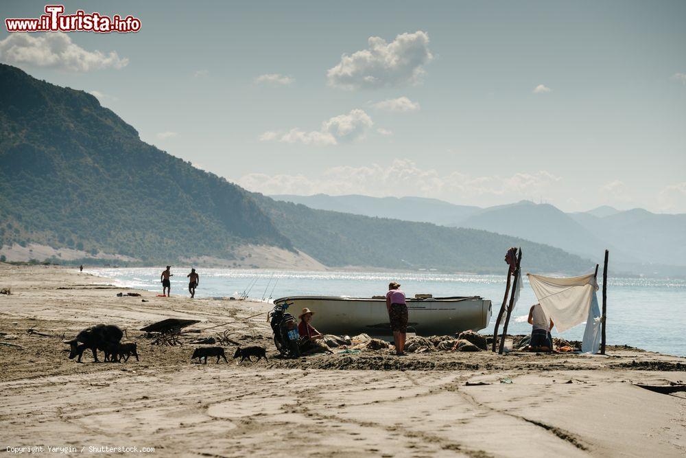 Immagine Pescatori sulla spiaggia di velipoje nel nord dell'Albania - © Yarygin / Shutterstock.com