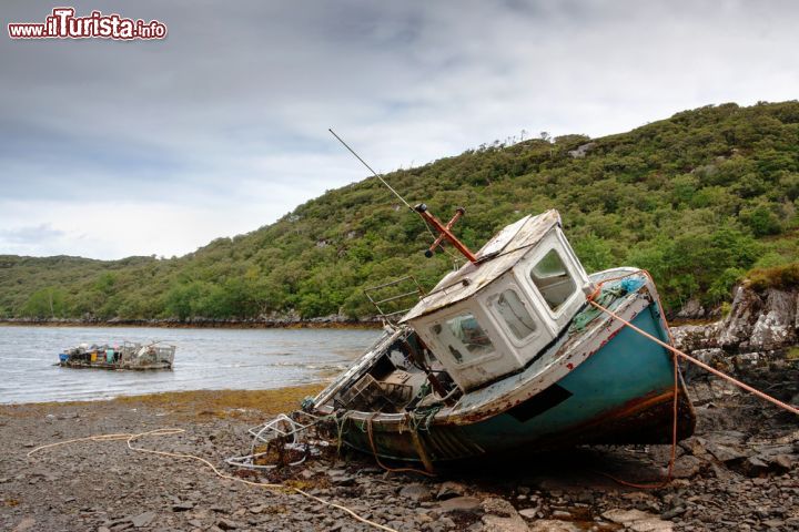 Immagine Peschereccio abbandonato sull'isola di Lewis and Harris, Scozia - Il fascino di quest'isola, la più estesa della Scozia e la più grande fra quelle britanniche dopo Gran Bretagna e Irlanda, risiede nei suoi incantevoli paesaggi selvaggi dove spiagge bianche, acquitrini e laghi si alternano a torbiere e impetuosità dell'oceano Atlantico. In questa immagine, una barca utilizzata dai pescatori ormai in disuso © duchy/ Shutterstock.com