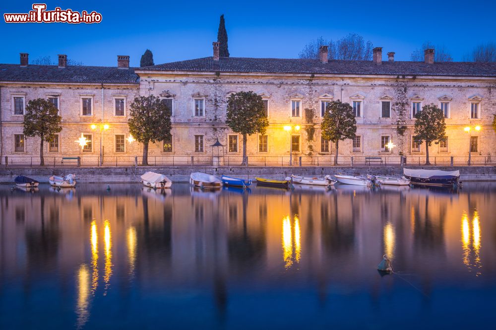 Immagine Peschiera del Garda, sul Lago di Garda, di sera, Veneto. Siamo 25 chilometri a ovest di Verona.