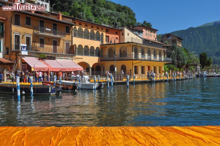 Immagine Peschiera Maraglio, fotografata dalla prospettiva insolita delle Floating Piers. Le passerelle galleggianti di Christo sono un'istallazione dell'artista Christo, che tra giugno e inizio luglio 2016 hanno reso un luogo davvero speciale il Lago di Iseo - © s74 / Shutterstock.com