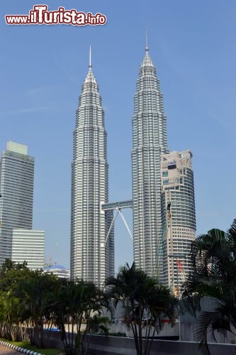 Immagine Petronas Twin Towers: Sono una delle principali attrazioni di Kuala Lumpur. I loro 452 metri le rende attualmente le torri gemelle più alte al mondo. Ben visibili praticamente da ogni punto della città e non solo, sono la sede della compagnia petrolifera nazionale.