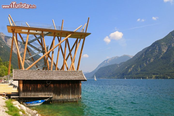 Immagine Piattaforma panoramica Aussichtsturm sul lago Achensee a Pertisau, Austria - Con i suoi 133 metri di profondità e i quasi dieci chilometri di lunghezza, l'Achensee è il più grande e profondo lago tirolese. Meta turistica nazionale e internazionale, questo specchio d'acqua è celebre per la qualità delle sue acque e la salubrità dell'aria. In questa immagine, una piattaforma panoramica da cui ammirare il panorama sul lago navigabile spesso solcato da piccole imbarcazioni che effettuano brevi crociere turistiche © SASIMOTO/ Shutterstock.com