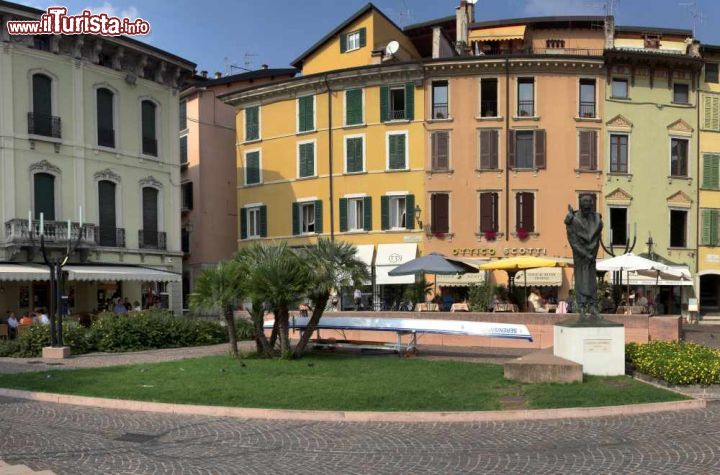 Immagine Piazza a Salò, Lombardia. Passeggiando per il comune lombardo si possono scoprire interessanti angoli da fotograre - © Khirman Vladimir / Shutterstock.com