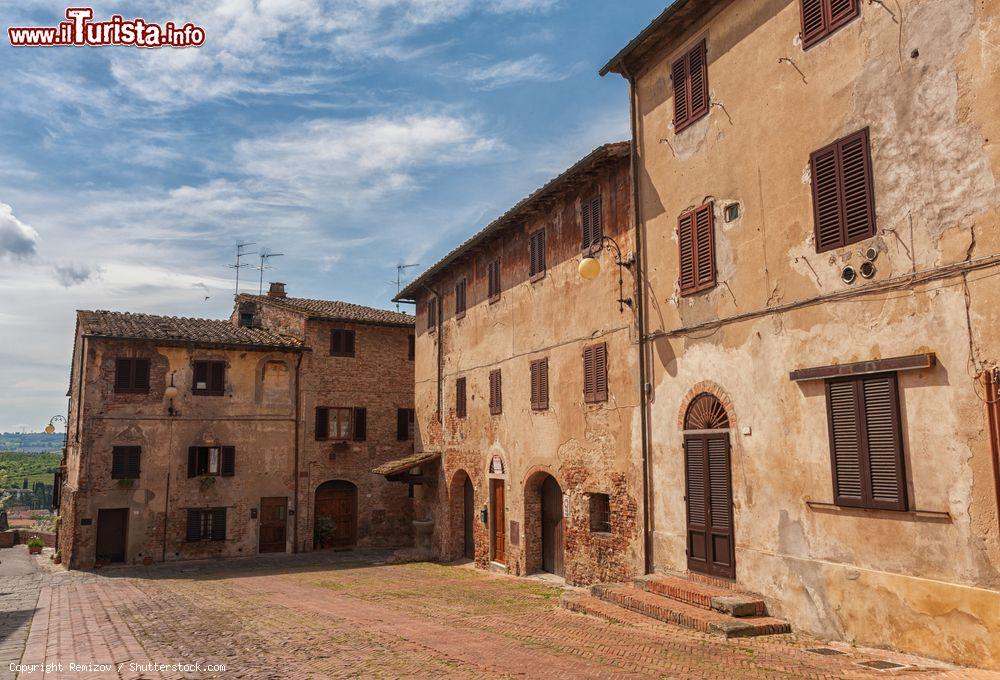 Immagine Una piazza acciottolata su cui si affacciano antichi edifici nella città di Certaldo, Toscana, Italia - © Remizov / Shutterstock.com