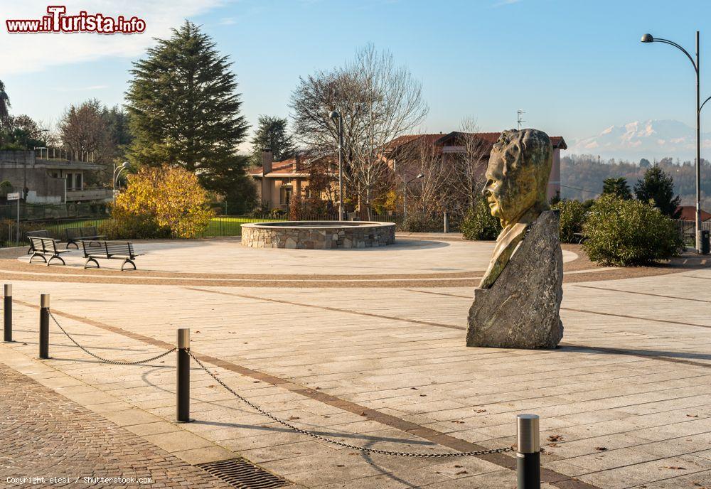 Immagine Piazza Belvedere, Azzate (Varese). Uno scorcio del centro e il monumento in bronzo ad Antonio Ghiringhelli - © elesi / Shutterstock.com