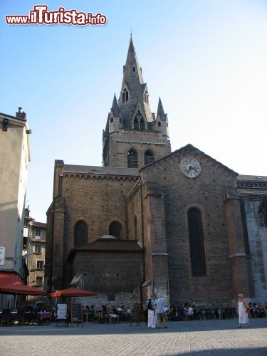 Immagine La piazza e la chiesa di Sant'Andrea a Grenoble (Francia).