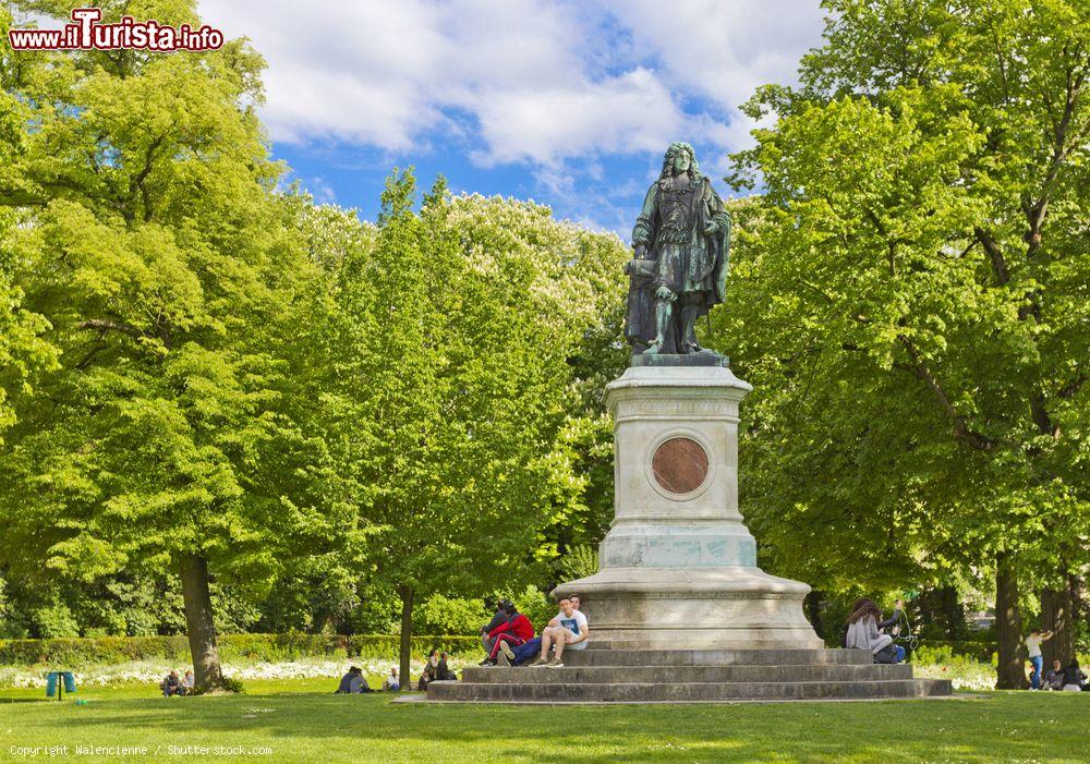 Immagine Piazza Colbert con il monumento a Jean-Baptiste Colbert a Reims, Francia. La scultura dedicata al politico e economista francese è stata realizzata da Eugene Guillaume nel 1860 - © Walencienne / Shutterstock.com