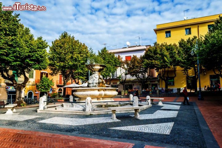 Immagine Una piazza con fontana nel cuore di Grottaferrata. Ci troviamo sui Castelli Romani, la parte occidentale dei Colli Albani che s'affacciano verso la città di Roma - © nomadFra / Shutterstock.com