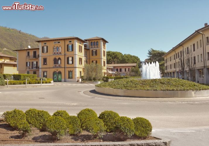 Immagine Una piazza con fontana nel centro di Sarnico, provincia di Bergamo - © Walencienne / Shutterstock.com