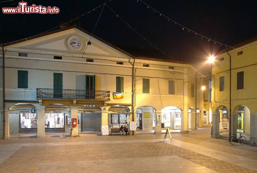 Immagine Piazza dei Martiri in centro a San Pietro in Casale - © Tux, Wikipedia