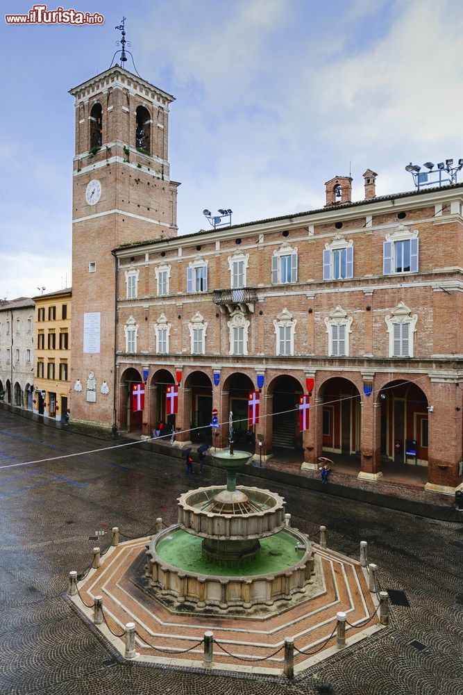 Immagine La Piazza del Comune a Fabriano con la fontana Sturinalto e il Palazzo Comunale