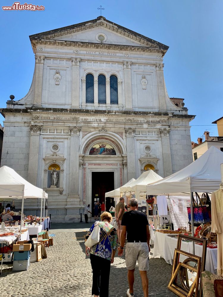 Immagine Piazza del Duomo a Pontremoli con il mercatino dell'Antiquariato