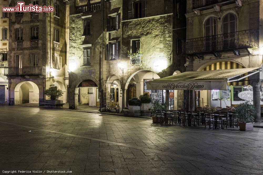 Immagine Piazza del Mercato a Domodossola, Piemonte, di notte. Qui si affacciano edifici medievali e caffé: pensata e progettata con un'architettura rinascimentale, la piazza presenta portici del XV° secolo - © Federica Violin / Shutterstock.com