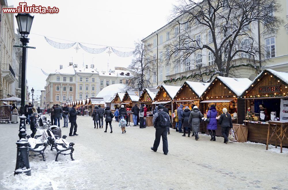 Immagine Piazza del Mercato a Lviv sotto la neve con le bancarelle del Natale (Ucraina) - © Dmitrydesign / Shutterstock.com