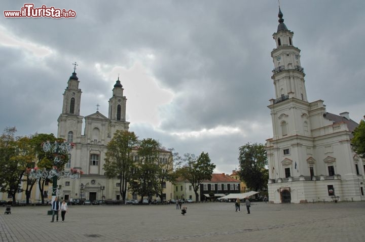 Immagine La Piazza del Municipio (Rotuses aikste) a Kaunas. Sulla sinistra la Chiesa di San Francesco Saverio e sulla destra il Municipio della città