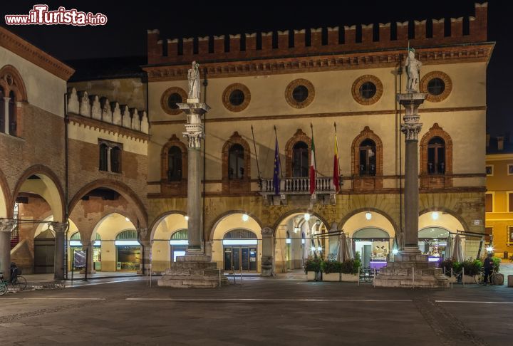 Immagine Piazza del Popolo in centro a Ravenna - © Borisb17 / Shutterstock.com
