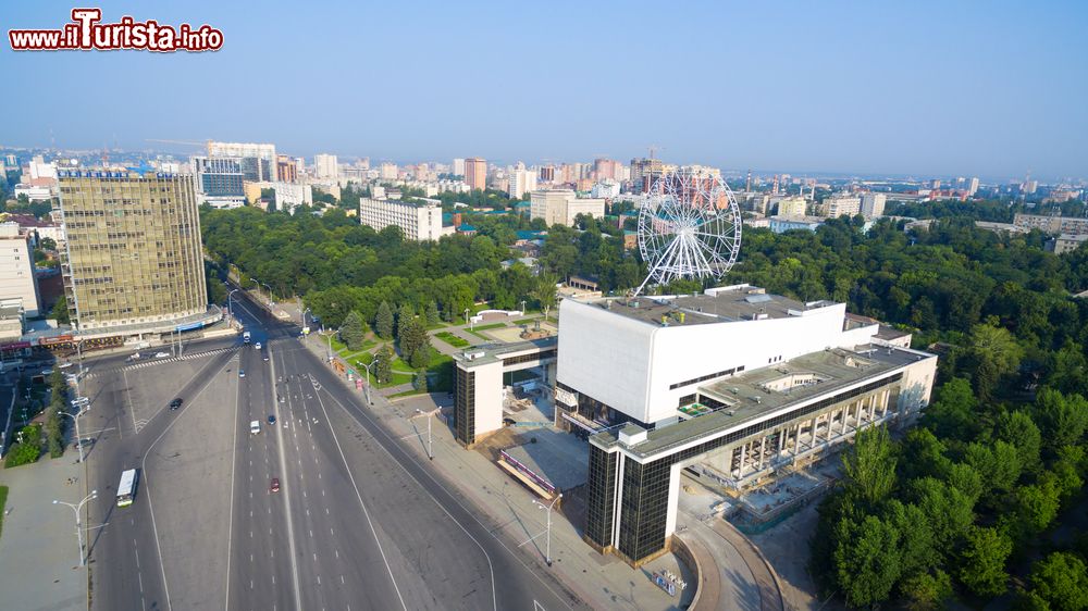 Immagine Piazza del Teatro vista dall'alto a Rostov-on-Don, Russia.